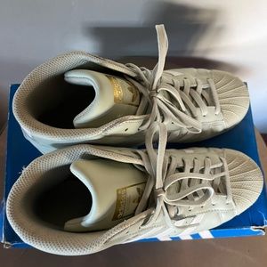 Adidas Sage Hightop gold/white accents. Men’s size 7. Barely worn.